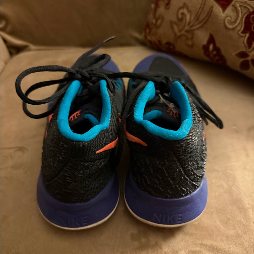 3/$15 Nike Youth Kyrie 3 Kyrache Black and Blue Athletic Shoes - Size 5.5 - Picture 3 of 7